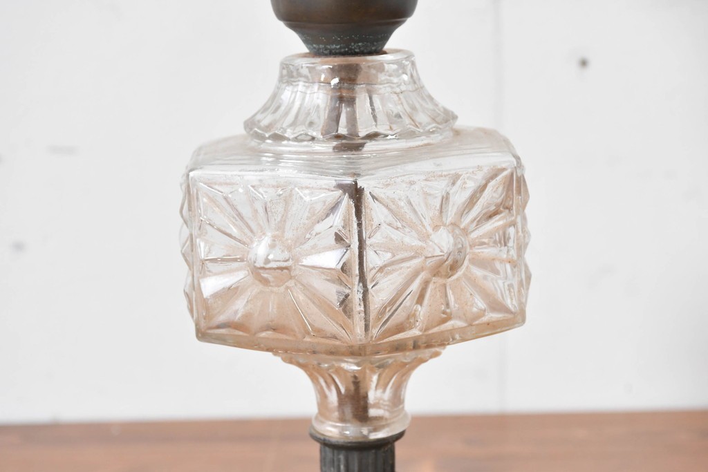 フランスアンティーク　オイルランプのようなデザインが美しいフリルガラスシェードのテーブルスタンド　(R-086184)