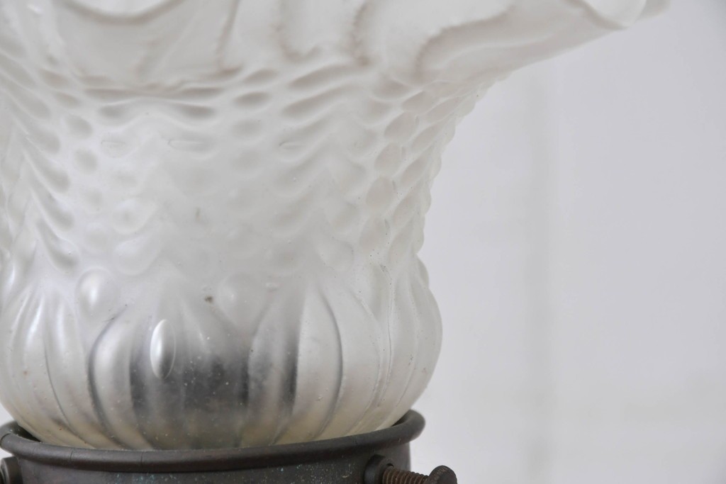 フランスアンティーク　オイルランプのようなデザインが美しいフリルガラスシェードのテーブルスタンド　(R-086184)