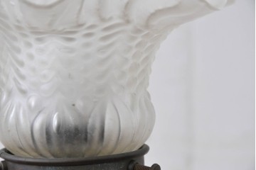 フランスアンティーク　オイルランプのようなデザインが美しいフリルガラスシェードのテーブルスタンド　(R-086184)