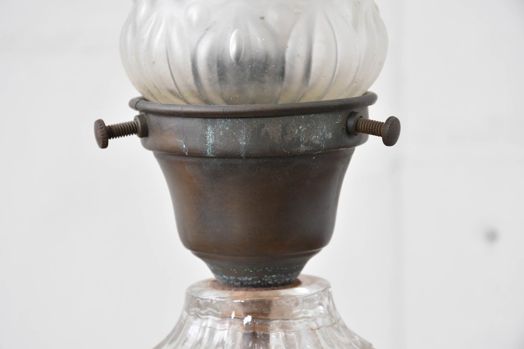 フランスアンティーク　オイルランプのようなデザインが美しいフリルガラスシェードのテーブルスタンド　(R-086184)