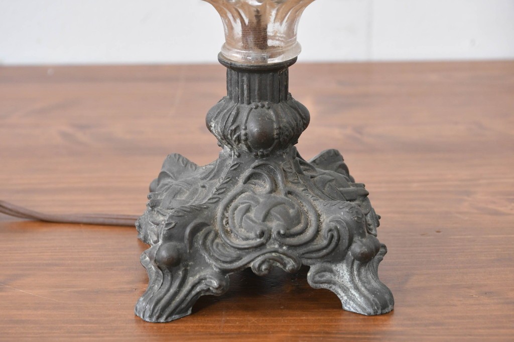 フランスアンティーク　オイルランプのようなデザインが美しいフリルガラスシェードのテーブルスタンド　(R-086184)