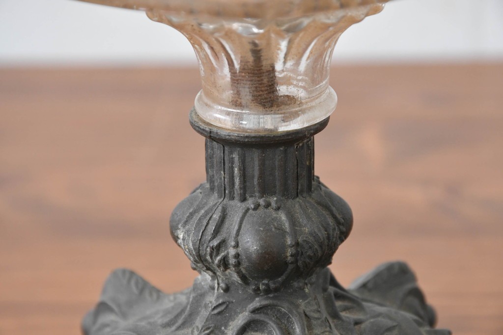 フランスアンティーク　オイルランプのようなデザインが美しいフリルガラスシェードのテーブルスタンド　(R-086184)