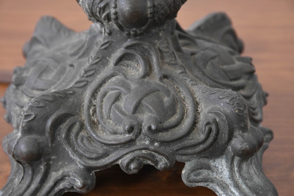 フランスアンティーク　オイルランプのようなデザインが美しいフリルガラスシェードのテーブルスタンド　(R-086184)