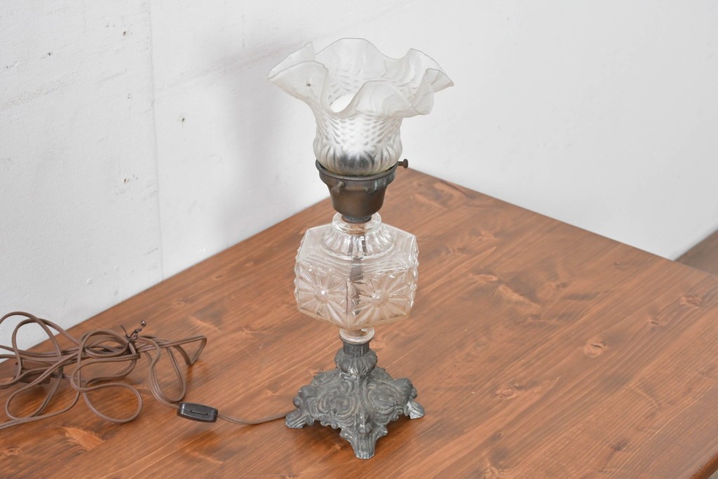 フランスアンティーク　オイルランプのようなデザインが美しいフリルガラスシェードのテーブルスタンド　(R-086184)