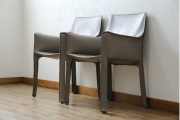 中古　超美品　Cassina(カッシーナ)　MARIO BELLINI(マリオベリーニ)　なめらかな質感の厚革製413CAB(キャブ)アームチェア2脚セット　定価(2脚合計)約100万円　(R-086189)