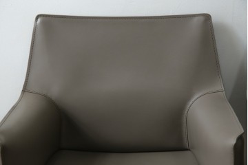 中古　超美品　Cassina(カッシーナ)　MARIO BELLINI(マリオベリーニ)　なめらかな質感の厚革製413CAB(キャブ)アームチェア2脚セット　定価(2脚合計)約100万円　(R-086189)