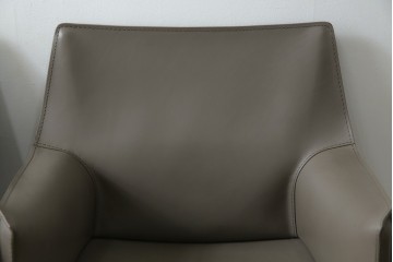 中古　超美品　Cassina(カッシーナ)　MARIO BELLINI(マリオベリーニ)　なめらかな質感の厚革製413CAB(キャブ)アームチェア2脚セット　定価(2脚合計)約100万円　(R-086189)