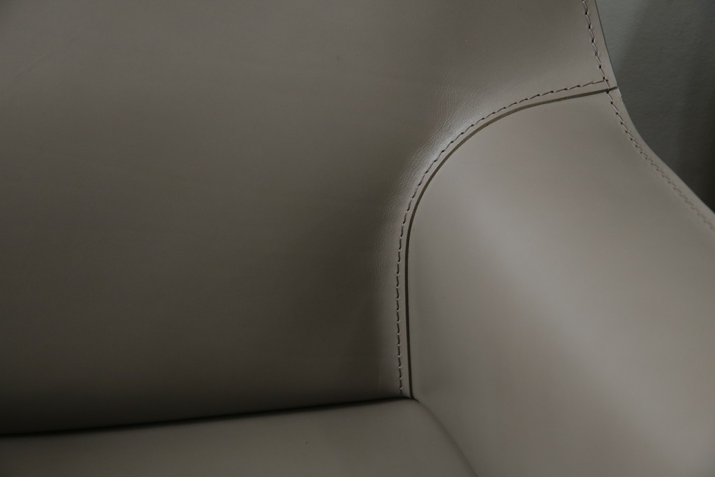 中古　超美品　Cassina(カッシーナ)　MARIO BELLINI(マリオベリーニ)　なめらかな質感の厚革製413CAB(キャブ)アームチェア2脚セット　定価(2脚合計)約100万円　(R-086189)