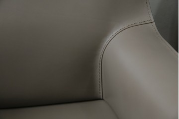 中古　超美品　Cassina(カッシーナ)　MARIO BELLINI(マリオベリーニ)　なめらかな質感の厚革製413CAB(キャブ)アームチェア2脚セット　定価(2脚合計)約100万円　(R-086189)