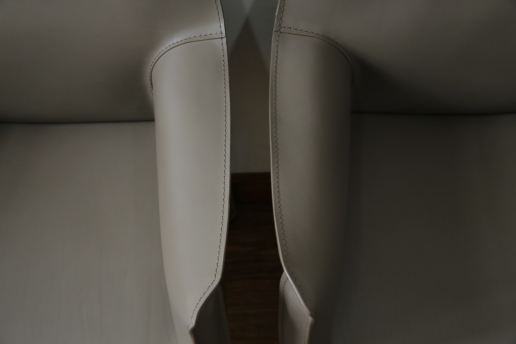 中古　超美品　Cassina(カッシーナ)　MARIO BELLINI(マリオベリーニ)　なめらかな質感の厚革製413CAB(キャブ)アームチェア2脚セット　定価(2脚合計)約100万円　(R-086189)