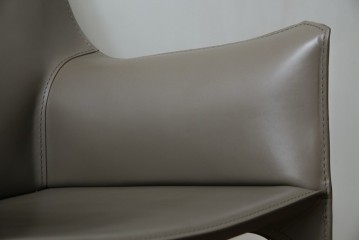 中古　超美品　Cassina(カッシーナ)　MARIO BELLINI(マリオベリーニ)　なめらかな質感の厚革製413CAB(キャブ)アームチェア2脚セット　定価(2脚合計)約100万円　(R-086189)