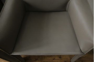 中古　超美品　Cassina(カッシーナ)　MARIO BELLINI(マリオベリーニ)　なめらかな質感の厚革製413CAB(キャブ)アームチェア2脚セット　定価(2脚合計)約100万円　(R-086189)