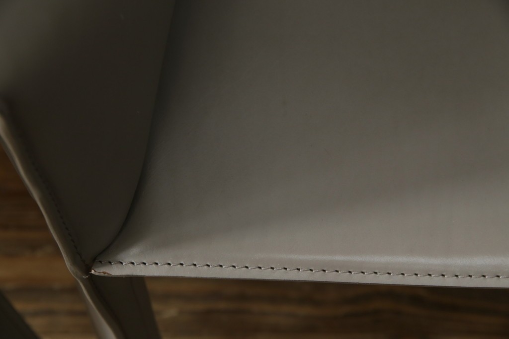 中古　超美品　Cassina(カッシーナ)　MARIO BELLINI(マリオベリーニ)　なめらかな質感の厚革製413CAB(キャブ)アームチェア2脚セット　定価(2脚合計)約100万円　(R-086189)