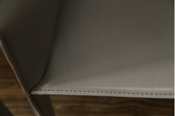 中古　超美品　Cassina(カッシーナ)　MARIO BELLINI(マリオベリーニ)　なめらかな質感の厚革製413CAB(キャブ)アームチェア2脚セット　定価(2脚合計)約100万円　(R-086189)