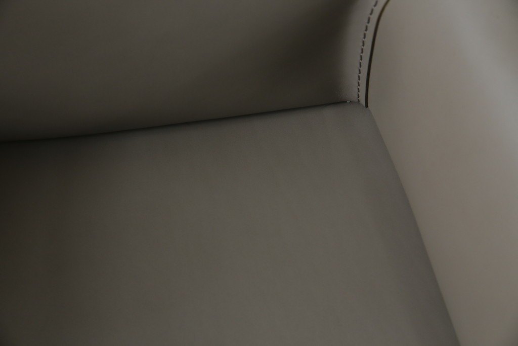 中古　超美品　Cassina(カッシーナ)　MARIO BELLINI(マリオベリーニ)　なめらかな質感の厚革製413CAB(キャブ)アームチェア2脚セット　定価(2脚合計)約100万円　(R-086189)