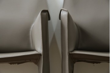 中古　超美品　Cassina(カッシーナ)　MARIO BELLINI(マリオベリーニ)　なめらかな質感の厚革製413CAB(キャブ)アームチェア2脚セット　定価(2脚合計)約100万円　(R-086189)