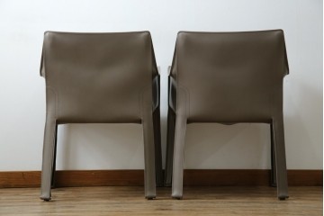 中古　超美品　Cassina(カッシーナ)　MARIO BELLINI(マリオベリーニ)　なめらかな質感の厚革製413CAB(キャブ)アームチェア2脚セット　定価(2脚合計)約100万円　(R-086189)