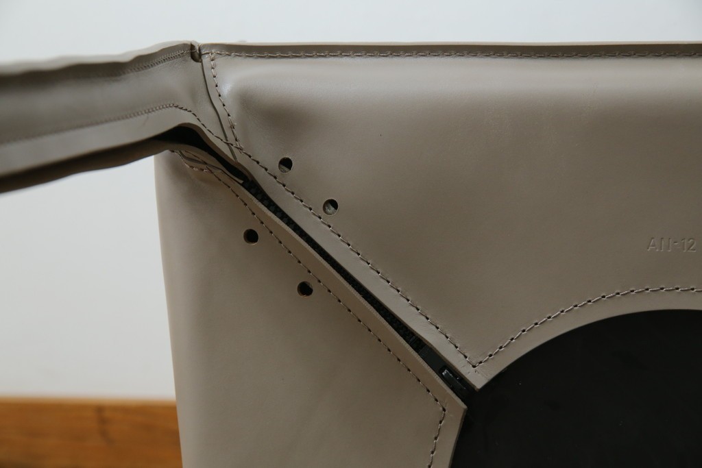 中古　超美品　Cassina(カッシーナ)　MARIO BELLINI(マリオベリーニ)　なめらかな質感の厚革製413CAB(キャブ)アームチェア2脚セット　定価(2脚合計)約100万円　(R-086189)