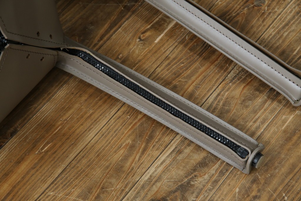 中古　超美品　Cassina(カッシーナ)　MARIO BELLINI(マリオベリーニ)　なめらかな質感の厚革製413CAB(キャブ)アームチェア2脚セット　定価(2脚合計)約100万円　(R-086189)