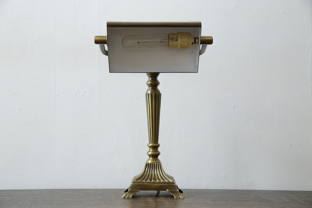 アメリカヴィンテージ　DREXEL HERITAGE(ドレクセルヘリテイジ)　ゴールドのヘアライン仕上げと支柱の意匠が美しいデスクスタンド　(R-086190)