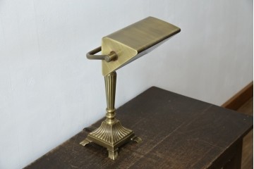 アメリカヴィンテージ　DREXEL HERITAGE(ドレクセルヘリテイジ)　ゴールドのヘアライン仕上げと支柱の意匠が美しいデスクスタンド　(R-086190)