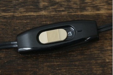 アメリカヴィンテージ　DREXEL HERITAGE(ドレクセルヘリテイジ)　ゴールドのヘアライン仕上げと支柱の意匠が美しいデスクスタンド　(R-086190)