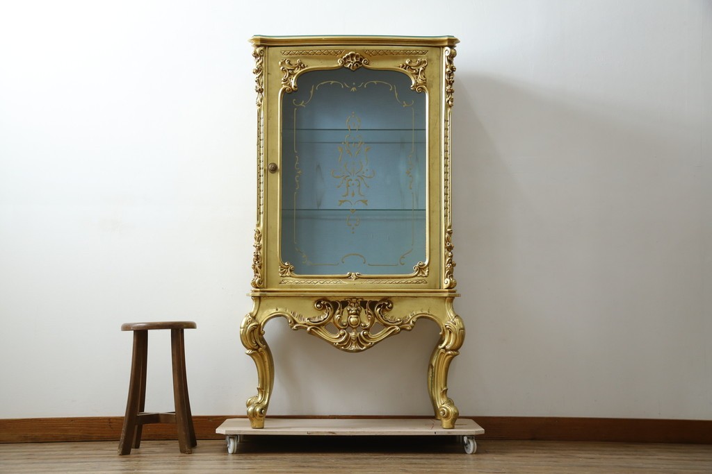 中古　美品　イタリア高級家具　SILIK(シリック)　ロココ調の彫刻とゴールドカラーが豪華なキャビネット　定価約180万円　(R-086193)