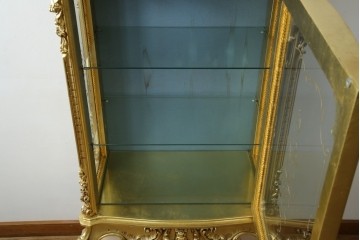 中古　美品　イタリア高級家具　SILIK(シリック)　ロココ調の彫刻とゴールドカラーが豪華なキャビネット　定価約180万円　(R-086193)