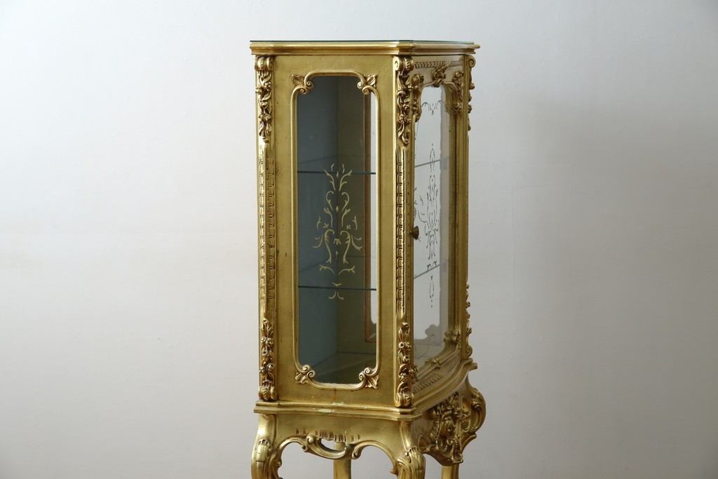 中古　美品　イタリア高級家具　SILIK(シリック)　ロココ調の彫刻とゴールドカラーが豪華なキャビネット　定価約180万円　(R-086193)