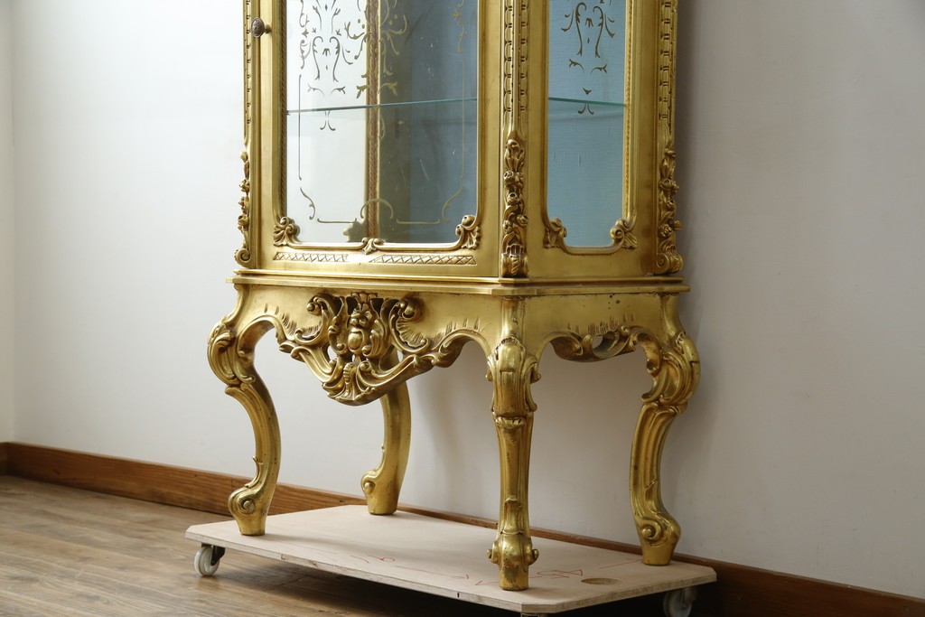 中古　美品　イタリア高級家具　SILIK(シリック)　ロココ調の彫刻とゴールドカラーが豪華なキャビネット　定価約180万円　(R-086193)