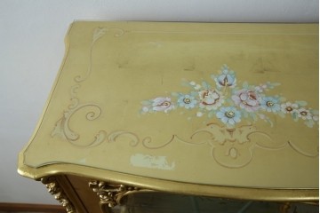 中古　美品　イタリア高級家具　SILIK(シリック)　ロココ調の彫刻とゴールドカラーが豪華なキャビネット　定価約180万円　(R-086193)