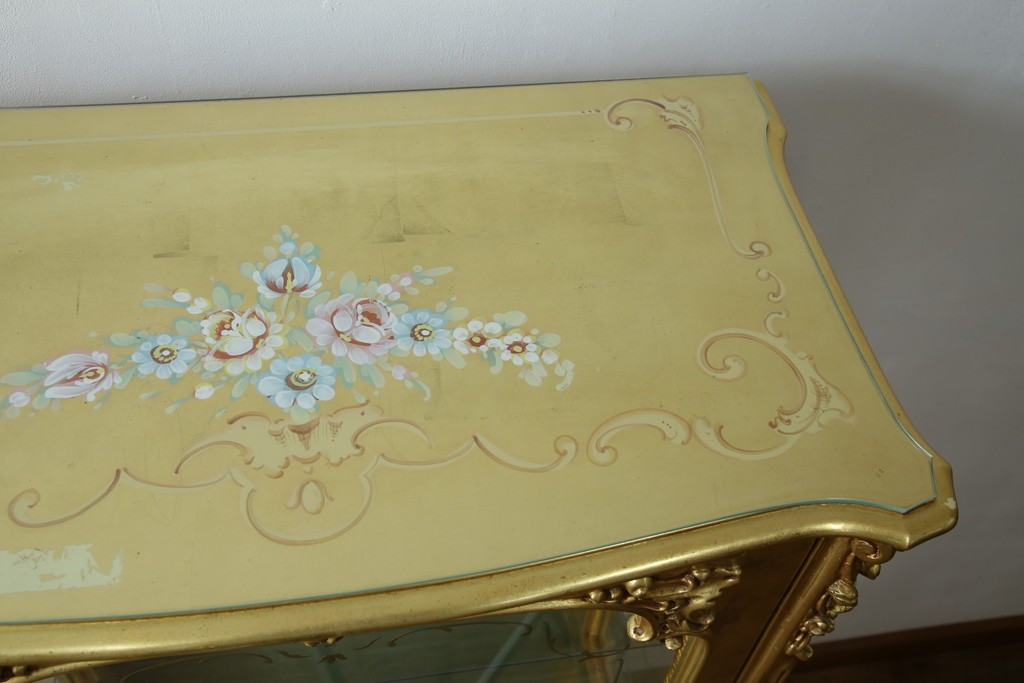 中古　美品　イタリア高級家具　SILIK(シリック)　ロココ調の彫刻とゴールドカラーが豪華なキャビネット　定価約180万円　(R-086193)