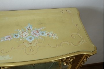 中古　美品　イタリア高級家具　SILIK(シリック)　ロココ調の彫刻とゴールドカラーが豪華なキャビネット　定価約180万円　(R-086193)