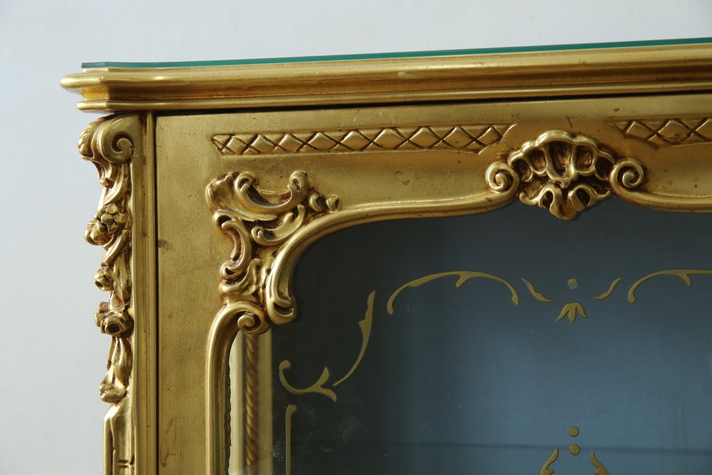 中古　美品　イタリア高級家具　SILIK(シリック)　ロココ調の彫刻とゴールドカラーが豪華なキャビネット　定価約180万円　(R-086193)