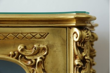 中古　美品　イタリア高級家具　SILIK(シリック)　ロココ調の彫刻とゴールドカラーが豪華なキャビネット　定価約180万円　(R-086193)