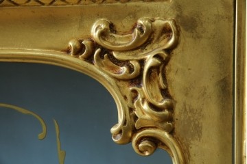 中古　美品　イタリア高級家具　SILIK(シリック)　ロココ調の彫刻とゴールドカラーが豪華なキャビネット　定価約180万円　(R-086193)