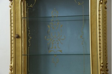 中古　美品　イタリア高級家具　SILIK(シリック)　ロココ調の彫刻とゴールドカラーが豪華なキャビネット　定価約180万円　(R-086193)