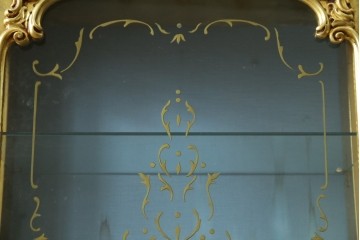 中古　美品　イタリア高級家具　SILIK(シリック)　ロココ調の彫刻とゴールドカラーが豪華なキャビネット　定価約180万円　(R-086193)