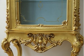 中古　美品　イタリア高級家具　SILIK(シリック)　ロココ調の彫刻とゴールドカラーが豪華なキャビネット　定価約180万円　(R-086193)