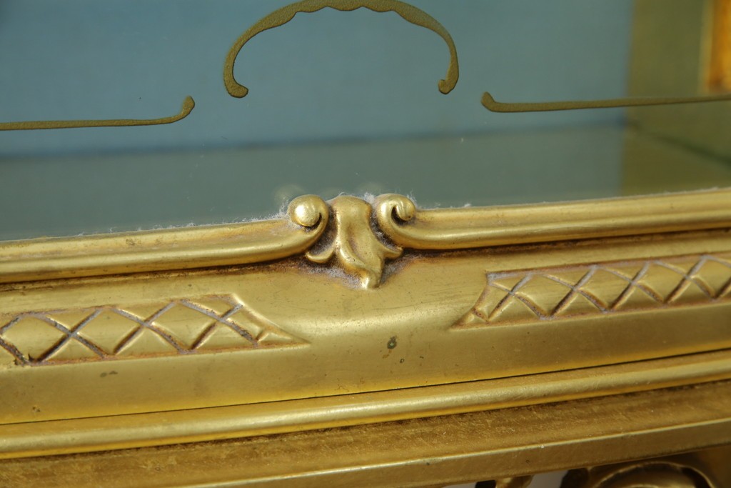 中古　美品　イタリア高級家具　SILIK(シリック)　ロココ調の彫刻とゴールドカラーが豪華なキャビネット　定価約180万円　(R-086193)