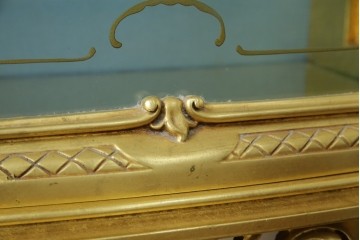 中古　美品　イタリア高級家具　SILIK(シリック)　ロココ調の彫刻とゴールドカラーが豪華なキャビネット　定価約180万円　(R-086193)