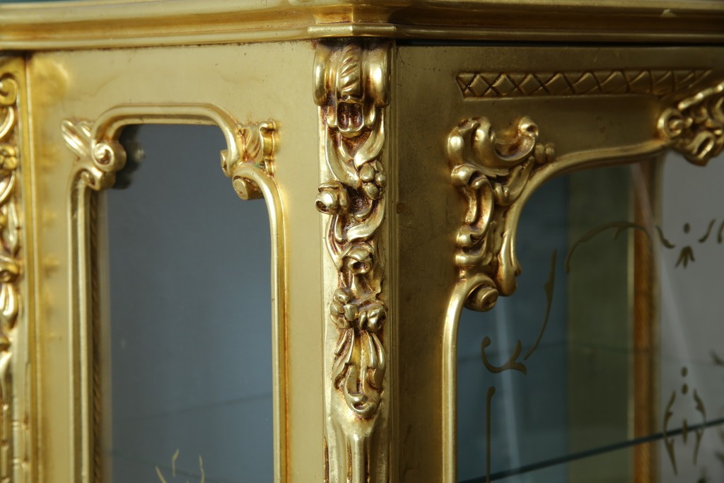 中古　美品　イタリア高級家具　SILIK(シリック)　ロココ調の彫刻とゴールドカラーが豪華なキャビネット　定価約180万円　(R-086193)