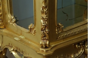 中古　美品　イタリア高級家具　SILIK(シリック)　ロココ調の彫刻とゴールドカラーが豪華なキャビネット　定価約180万円　(R-086193)