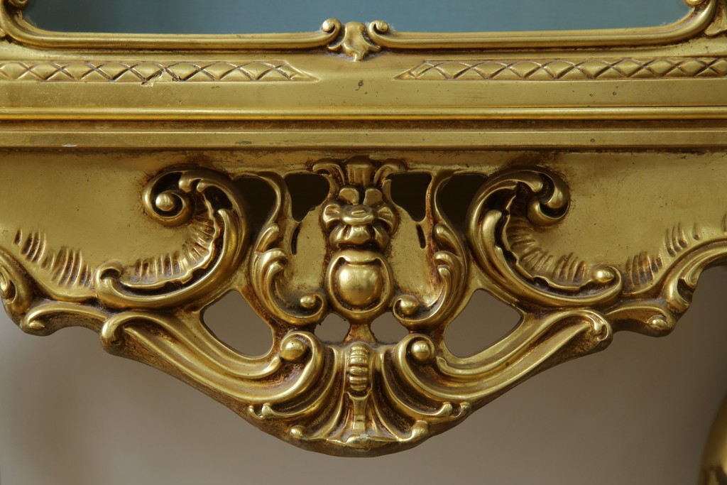 中古　美品　イタリア高級家具　SILIK(シリック)　ロココ調の彫刻とゴールドカラーが豪華なキャビネット　定価約180万円　(R-086193)