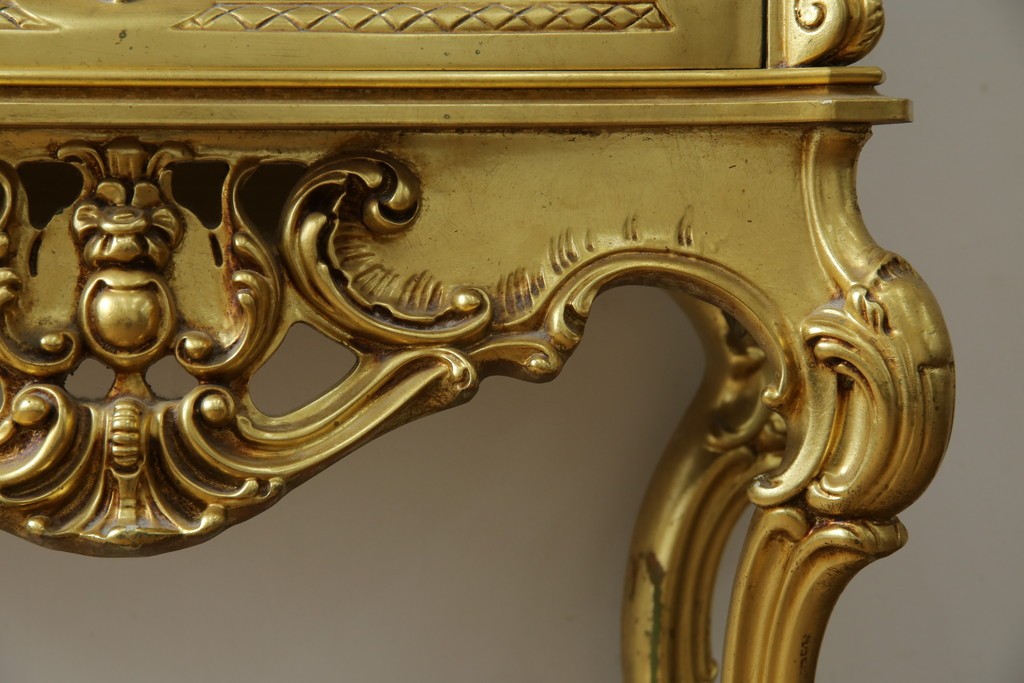 中古　美品　イタリア高級家具　SILIK(シリック)　ロココ調の彫刻とゴールドカラーが豪華なキャビネット　定価約180万円　(R-086193)