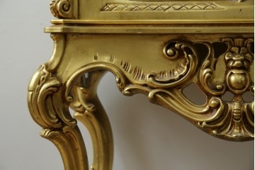 中古　美品　イタリア高級家具　SILIK(シリック)　ロココ調の彫刻とゴールドカラーが豪華なキャビネット　定価約180万円　(R-086193)