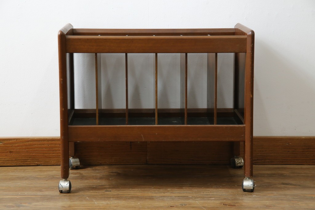 和製ヴィンテージ　オールドカリモク　カリモク家具(karimoku)　仕切り構造ですっきり収納できるキャスター付きマガジンラック　(R-086195)