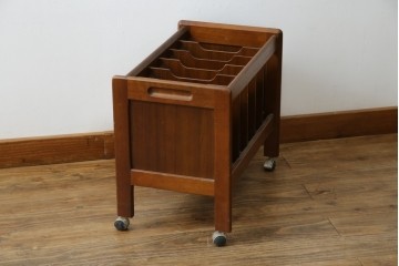 和製ヴィンテージ　オールドカリモク　カリモク家具(karimoku)　仕切り構造ですっきり収納できるキャスター付きマガジンラック　(R-086195)