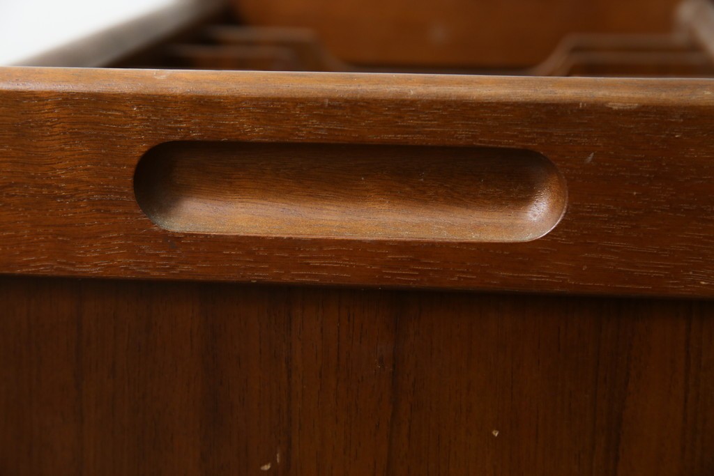 和製ヴィンテージ　オールドカリモク　カリモク家具(karimoku)　仕切り構造ですっきり収納できるキャスター付きマガジンラック　(R-086195)