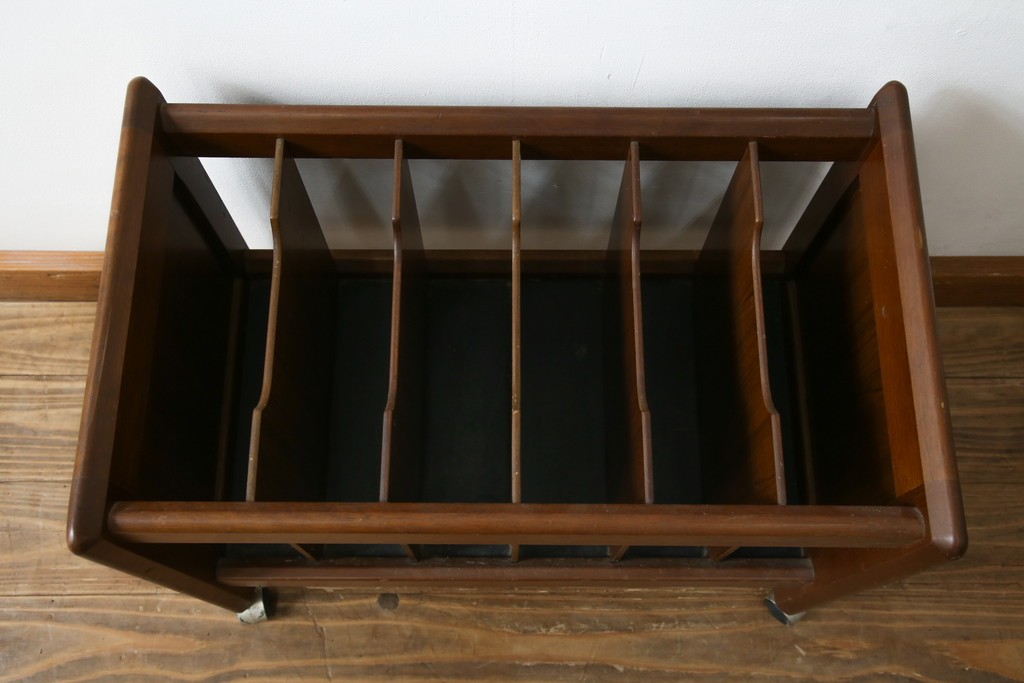 和製ヴィンテージ　オールドカリモク　カリモク家具(karimoku)　仕切り構造ですっきり収納できるキャスター付きマガジンラック　(R-086195)